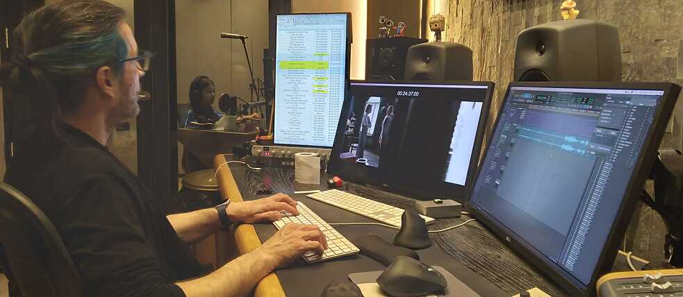 רועי גבע, במאי הדיבוב, מול שלושה מסכים