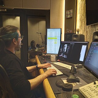 Synchronregisseur Roy Geva bei der Arbeit