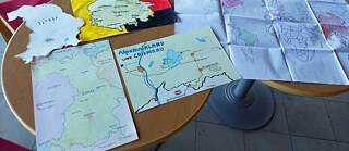 Von Kursteilnehmer*innen gemalte Landkarten