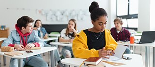 Schülerinnen und Schüler in einem Klassenzimmer