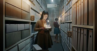 Jugendliche mit leuchtendem Buch