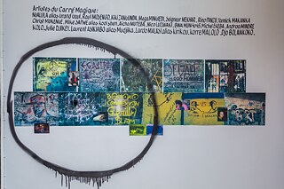 Wandinstallation mit fotografischer Collage, Graffiti-Motiven und Künstlernamen in der Ausstellung „Elima-NoBody“ im Musée d'Art Contemporain et Multimédia in Kinshasa.