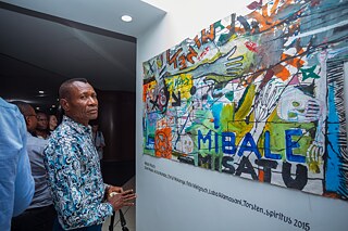 Besucher betrachtet ein großformatiges abstraktes Gemälde in der Ausstellung „Elima-NoBody“ im Musée d'Art Contemporain et Multimédia in Kinshasa.