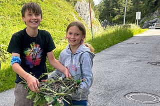 Jugendliche präsentieren das von ihnen gebaute Floß.