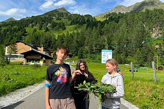 Jugendliche präsentieren das von ihnen gebaute Floß.