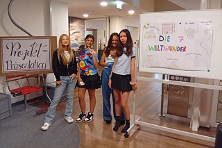 Jugendliche präsentieren Ergebnisse ihrer Projektarbeit.