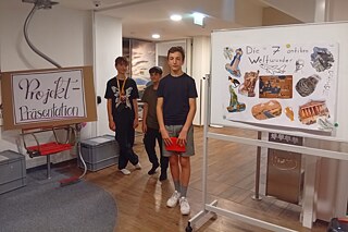 Jugendliche präsentieren Ergebnisse ihrer Projektarbeit.
