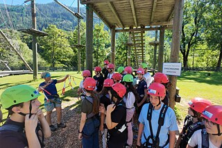 Jugendliche im Kletterpark