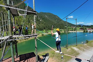 Jugendliche im Kletterpark