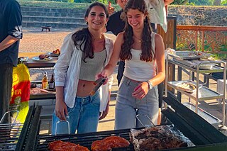Jugendliche grillen.