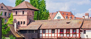 Mittelalterliche gedeckte Brücke über einen kleinen Fluss