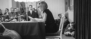 Die österreichische Schrfitstellerin Ingeborg Bachmann liest vor Publikum aus ihrem Werk