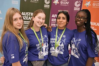 v.l.n.r.: Die Teilnehmerinnen Marija Jure (Lettland), Elizma Barnard (Südafrika), Bressly  Romero Briceño (Peru) und Ifeoluwa Akinsanya (Nigeria) bei der Eröffnung der Internationalen Deutscholympiade in der Kunsthalle Mannheim.
