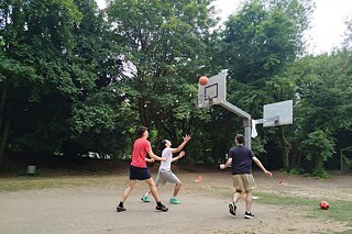 Jugendliche spielen Basketball.