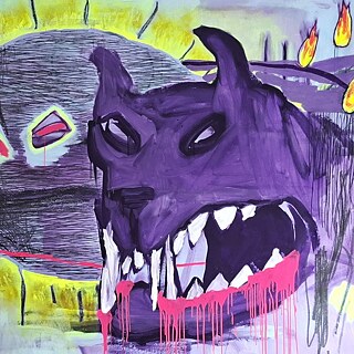 Fighting Demons von Mukenge/Schellhammer zeigt eine ausdrucksstarke, surrealistische Szene mit einer violetten, dämonenartigen Figur, scharfen Zähnen, krallenartigen Händen und stilisierten Flammen. Im Zentrum befindet sich eine kugelförmige, schraffierte Form, die von einem leuchtenden gelben Halo umgeben wird. Kräftige Violett-, Gelb-, Grau- und Rosatöne sowie die Kombination aus Malerei und Zeichnung erzeugen eine dynamische Bildsprache, die Themen wie innere Konflikte, Transformation und Vorstellungskraft visualisiert.