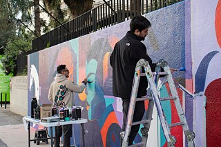 Künstlerische Intervention an der Mauer des Goethe-Instituts Porto Alegre von Jotape Pax