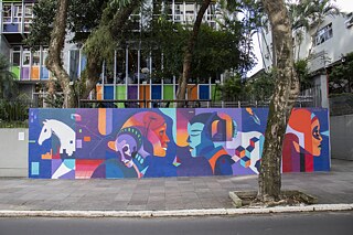 Künstlerische Intervention an der Mauer des Goethe-Instituts Porto Alegre von Jotape Pax