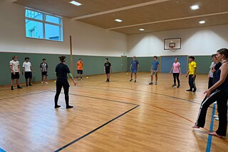 Jugendliche in einer Sporthalle