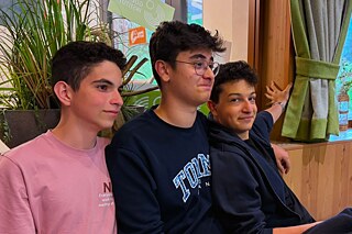 Drei Jungs auf einer Bank