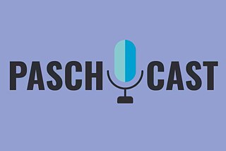 Das PASCHCAST-Logo zeigt den Namen des Podcasts in einer kräftigen schwarzen serifenlosen Schrift auf einem hellvioletten Hintergrund. Im Mittelpunkt befindet sich ein stilisiertes Mikrofon, dessen oberer Teil einer Kapsel ähnelt und in eine hellblaue sowie eine türkisfarbene Hälfte geteilt ist.