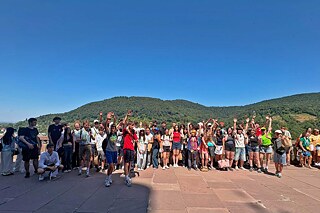 Jugendliche auf dem Balkon des Heidelberger Schlosses