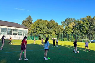 Jugendliche spielen Fußball.