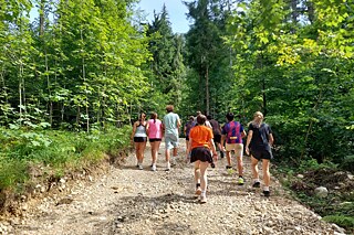 Jugendliche beim Wandern.