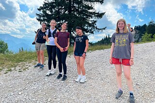 Jugendliche auf einem Bergwanderweg