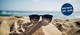 Sonnenbrille im Sand an einem Strand