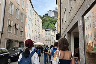 Jugendliche in Salzburg, im Hintergrund die Festung