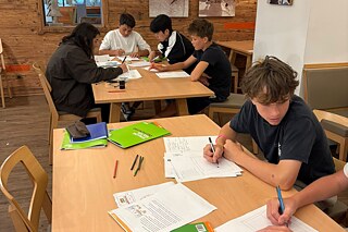 Jugendliche in einem Klassenraum