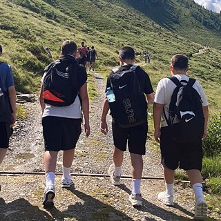 Jugendliche beim Wandern