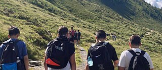 Jugendliche beim Wandern