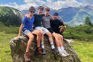 Jugendliche beim Wandern