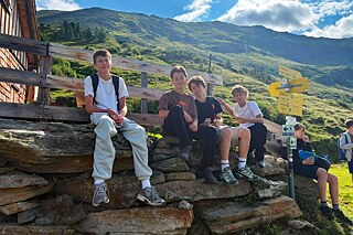 Jugendliche beim Wandern