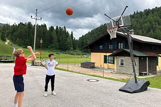 Jugendliche beim Basketball