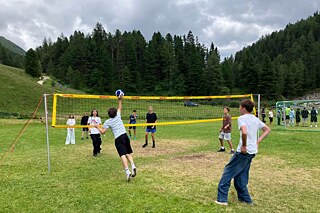 Jugendliche beim Volleyball
