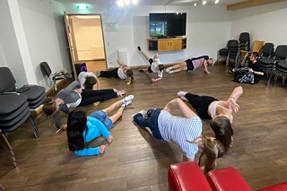 Jugendliche beim Workout-Kurs