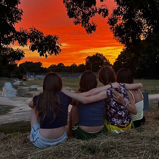 Teilnehmende des Jugendkurses Bremen blicken in den Sonnenuntergang