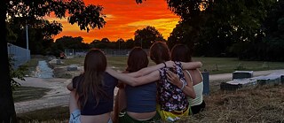 Teilnehmende des Jugendkurses Bremen blicken in den Sonnenuntergang