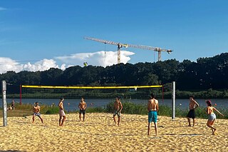 Jugendliche spielen Volleyball.
