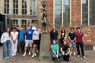 Jugendliche in der Altstadt von Bremen vor dem wohl bekannteste Wahrzeichen der Hansestadt: die Bremer Stadtmusikanten