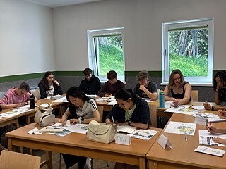 Jugendliche lernen in einem Klassenzimmer.