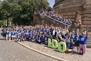 Die Teilnehmer*innen der Internationalen Deutscholympiade (IDO) mit Johannes Ebert, Generalsekretär des Goethe-Institut, und Christian Specht, Oberbürgermeister Mannheims und Schirmherr der IDO.