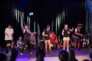Teilnehmerinnen und Teilnehmer der Internationalen Deutscholympiade bei ihrer selbst gestalteten Zirkusshow nach Workshops beim Kinder- und Jugendzirkus Paletti e.V. in Mannheim