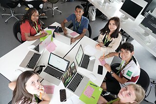 Gruppe von Teilnehmenden der IDO beim Konzipieren ihrer Stadt der Zukunft im Rahmen des Workshops "Fusiopolis“ im TUMO-Zentrum Mannheim.