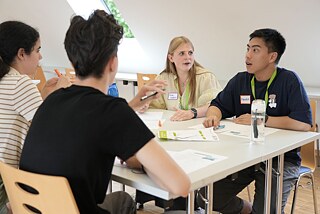 Teilnehmer*innen der Internationalen Deutscholympiade bei den Vorbereitungen zur Gruppenaufgabe beim Wettbewerb.