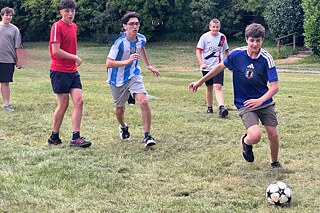 Jugendliche spielen Fußball.