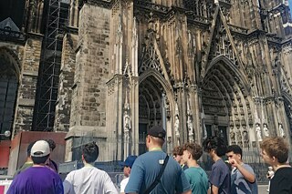 Jugendliche vor dem Kölner Dom