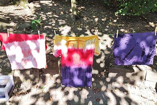 Gefärbte T-Shirts auf einer Leine
